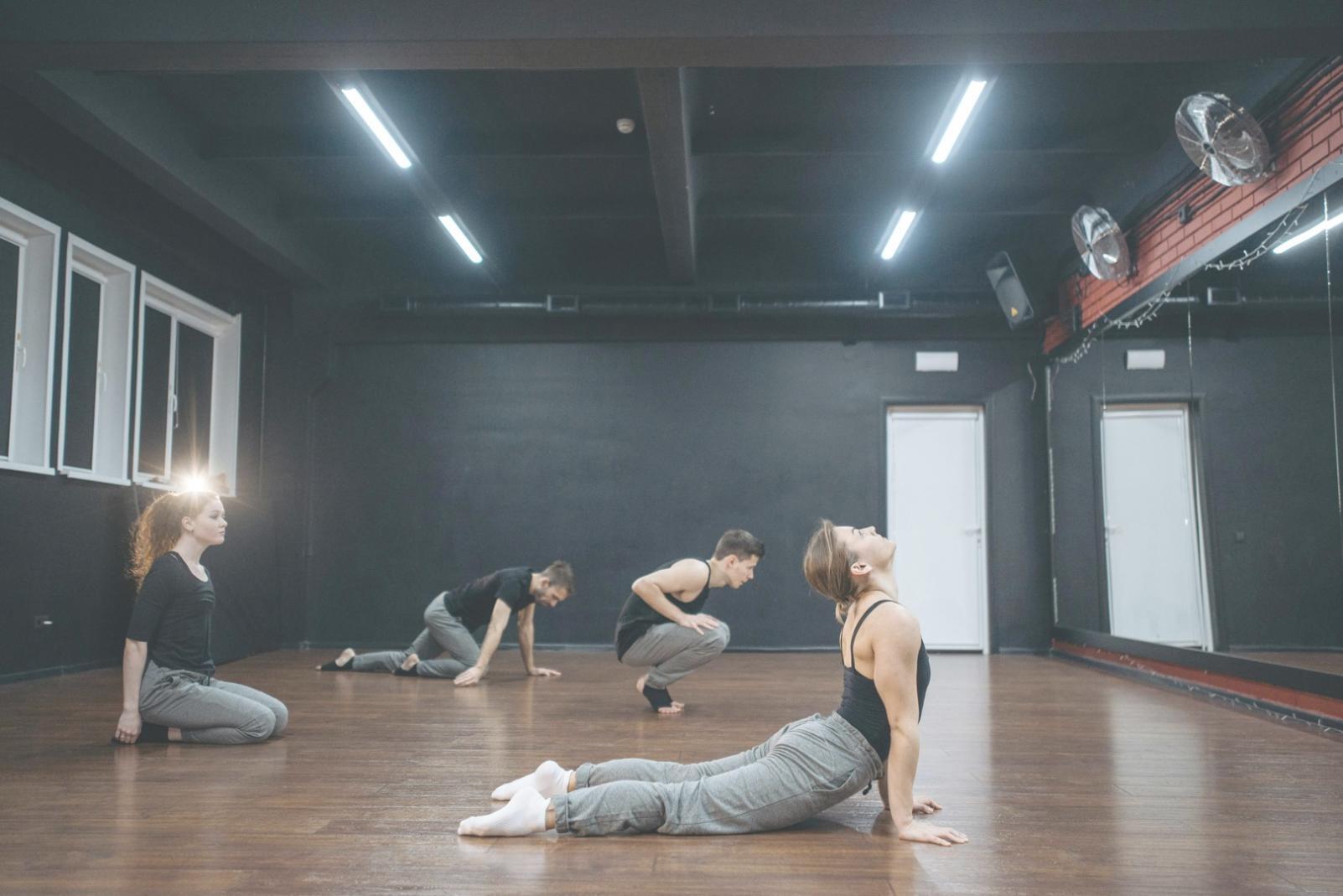 Internationale Tanzstudenten beim gemeinsamen Training