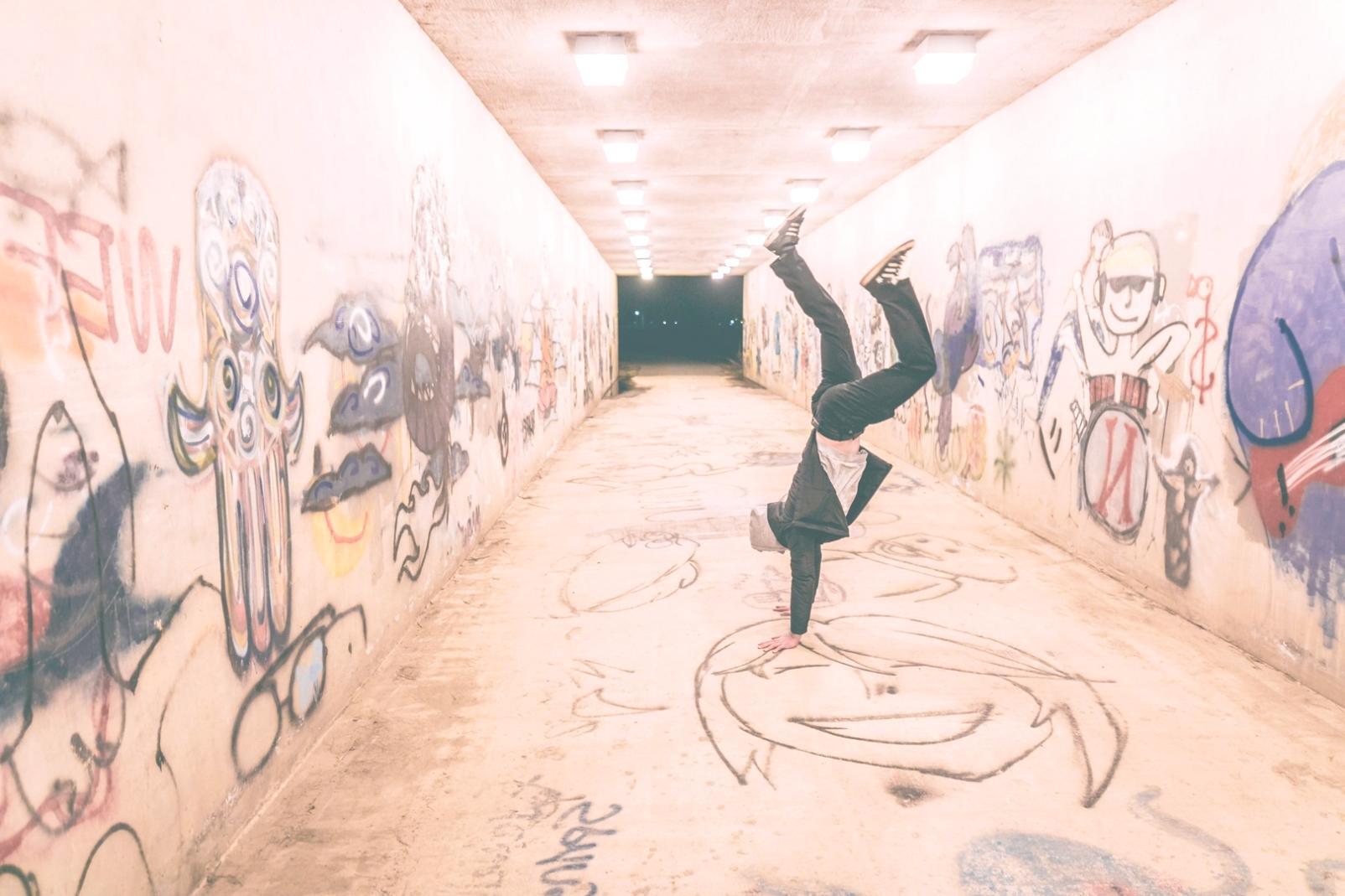 Tanzpaar beim Standardtanz-Training im Studio