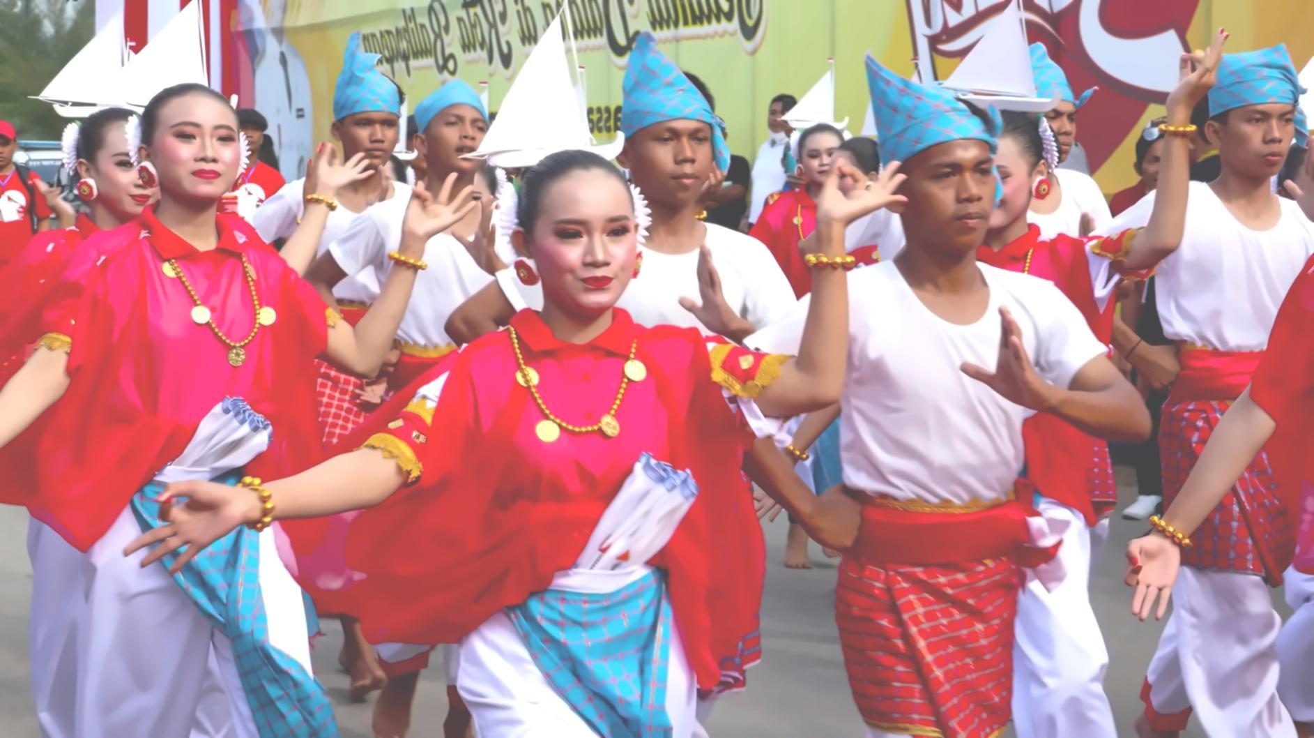 Tanzstudio mit eleganter Innenausstattung und Spiegeln