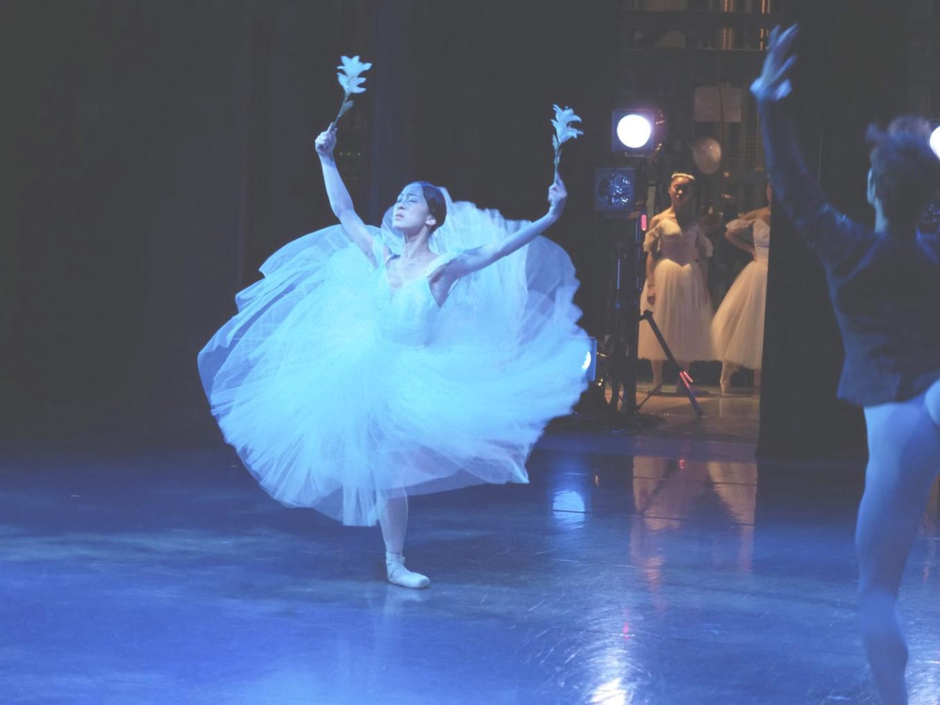 Gruppenkurs mit mehreren Tanzpaaren im Übungsraum